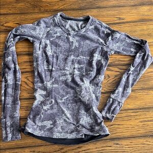Lululemon long sleeve running top Grey camo size 2